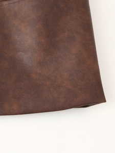 Vue macro détaillée de la texture en similicuir marron vintage de la veste et de la jupe