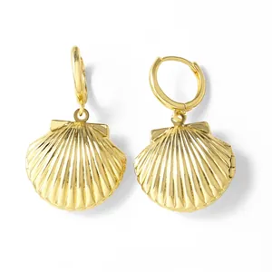 Orecchini a conchiglia placcati oro 18k con trama radiale su sfondo bianco pulito