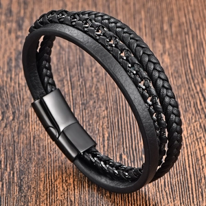 Detail eines schwarzen mehrlagigen Lederarmbands für Herren mit mattem Magnetverschluss