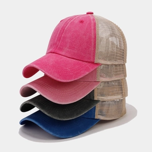 Pila vertical de cuatro gorras de béisbol vintage de malla en rosa, gris y azul royal