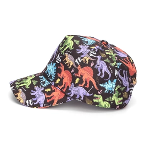 Vue latérale de casquette de baseball pour enfants avec motifs dinosaures colorés