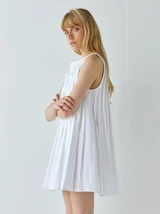 Mini robe plissée blanche sans manches avec fines finitions accordéon pour l'été