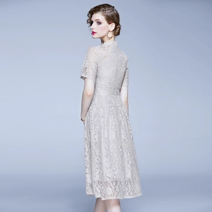 Robe élégante en dentelle grise à manches courtes avec une coupe ajustée cintrée