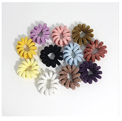 Set di elastici per capelli a spirale floccati colorati su sfondo bianco puro