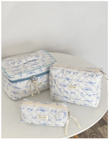Set di tre pochette da trucco trapuntate bianche con stampa floreale blu e logo Jolly