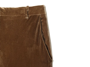 Detalle de la cintura de pantalones de terciopelo marrón con trabillas y costuras