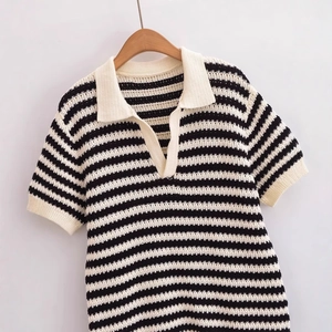 Polo in maglia a righe bianche e nere stile francese con maniche corte e scollo a V