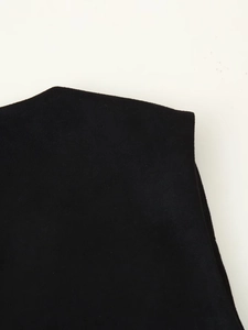 Détail en gros plan de la texture en suédine noire et de la couture d'épaule
