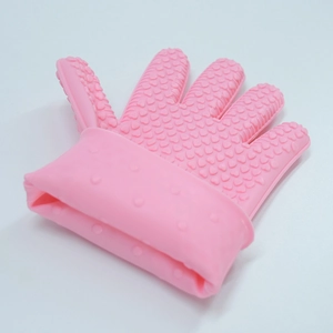 Pink heart pattern silicone oven mitt with anti-slip texture for heat protection