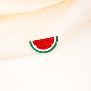 Broche pastèque mignonne en émail sur tissu beige pour accessoires de vêtements