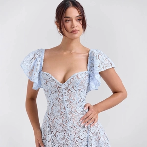 Elegantes hellblaues Spitzenkleid mit V-Ausschnitt und Rüschenärmeln für Damen
