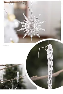 Dettaglio decorazioni natalizie con fiocchi di neve e ghiaccioli in acrilico trasparente