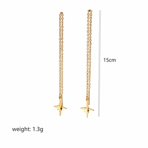 Dettaglio orecchini a stella in oro 18K con lunghezza di 15cm e peso di 1,3g indicato