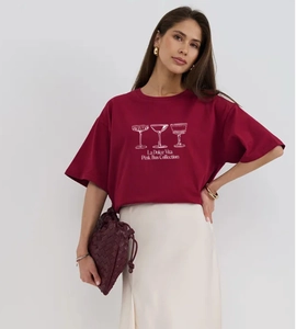 Λεπτομέρεια μπορντό βαμβακερό T-shirt με καλλιτεχνικό τύπωμα ποτήρι κρασιού και κείμενο