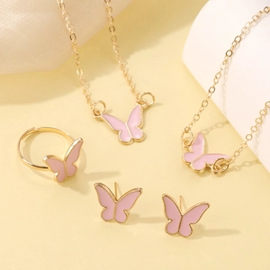 Conjunto de joyas mariposa rosa con collar, pendientes y anillo en tono oro