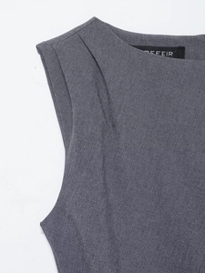 Gros plan de l'épaule d'une robe grise sans manches avec d'élégants plis et tissu texturé