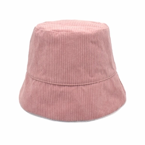 Détail de la texture en velours côtelé rose et du tissu côtelé doux du chapeau bob d'hiver