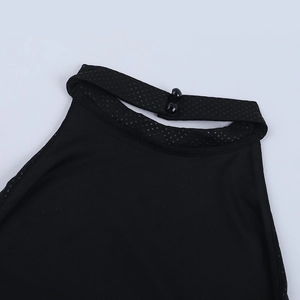 Détail du col licou noir avec texture à pois et fermeture à double bouton au dos