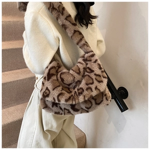 Borsa a spalla in peluche leopardata abbinata a un cappotto bianco per un look autunnale