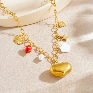 Goldene Edelstahlkette mit hohlem Herz, Sonnenblume, Erdbeere und Perlenanhängern