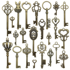 Collezione di ciondoli chiave vintage in bronzo per gioielli DIY con motivi a cuore e corona