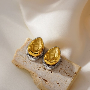 Vue détaillée de boucles d'oreilles bicolores or et argent à texture métallique