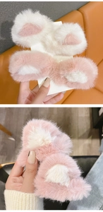 Dettaglio del fermaglio per capelli a forma di orecchie di gatto in peluche rosa e bianco
