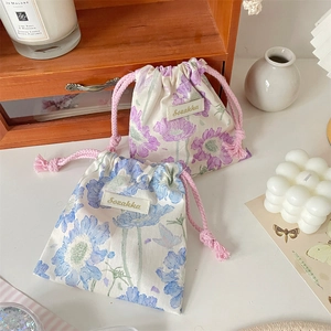 Petit sac de rangement à fleurs avec cordon de serrage et une étiquette en cuir chic