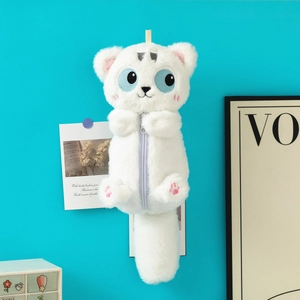 Détail d'une trousse en peluche tigre blanc avec yeux brodés bleus et texture de fourrure