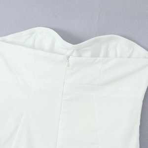 Weißes trägerloses figurbetontes Kleid mit unsichtbarem Reißverschluss hinten am Rücken