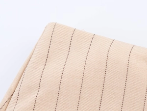 Vue macro détaillée du tissu à rayures beige montrant la texture premium en toile