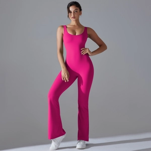 Fuchsiafarbener Yoga-Jumpsuit mit rückenfreiem Cut-out-Design und ausgestelltem Bein