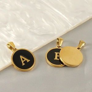 Détail de pendentifs en acier doré 18k avec lettres A et B en émail noir brillant