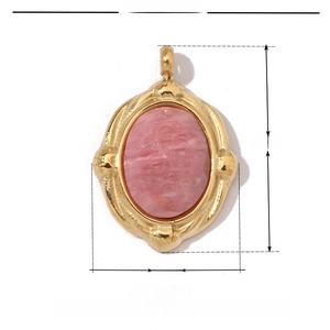 Détail d'un pendentif en pierre naturelle rose avec cadre en acier inoxydable doré poli