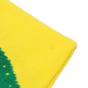 Détail du bonnet en maille jaune avec motif zigzag vert et finitions soignées