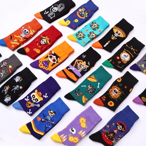 Bunte Baumwollsocken zum Tag der Toten mit Zuckerschädeln und festlichen Mustern