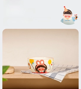 Détail d'un bol en céramique beige avec motif de fille et ballons colorés mignons