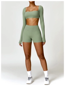 Détail du short de yoga taille haute vert sauge avec coutures ergonomiques