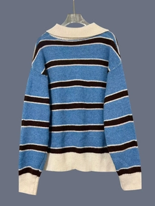 Detalle de jersey de punto polo a rayas de colores con cuello y puños acanalados
