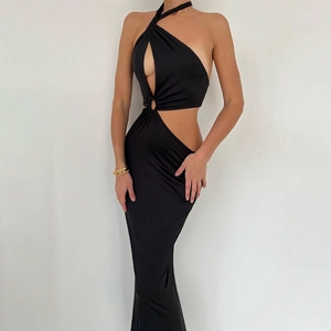 Robe longue licou noire avec découpes à la taille et coupe ajustée pour les soirées