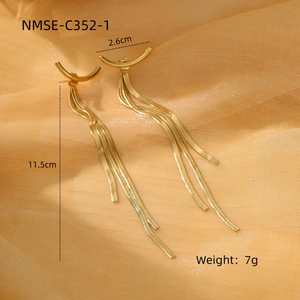 Elegantes pendientes largos de flecos dorados con diseño geométrico minimalista para mujer