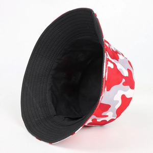 Détail du motif camouflage rouge et de la doublure noire du chapeau bob de pêche