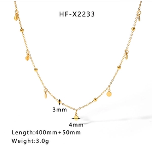 Vue détaillée d'un collier en acier titane doré orné de petites perles et de sequins ronds