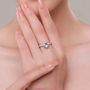 Elegante anello in argento 925 con zircone a forma di cuore sul dito della modella
