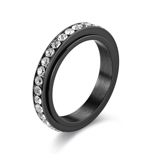 Dettaglio dell'anello girevole nero con pavé di cristalli bianchi dal taglio tondo