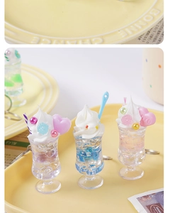 Gros plan de porte-clés mini-sundaes avec crème glacée colorée dans des coupes