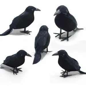 Vues détaillées de corbeaux artificiels faits main avec plumes noires pour décoration