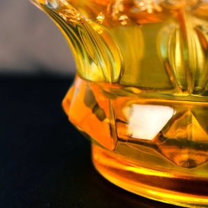 Detalle macro del molde de resina ámbar con textura facetada e incrustación de pan de oro