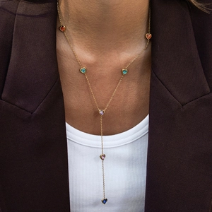 Élégant collier en Y doré en titane avec cristaux de cœur colorés porté par un mannequin