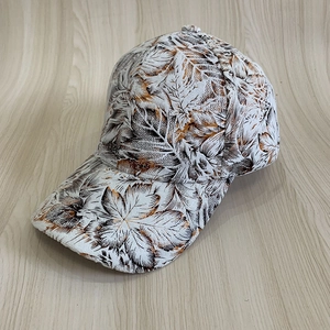 Casquette de baseball florale avec motifs de feuilles brunes sur tissu de velours